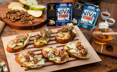 Crostini s Jihočeskou nivou, vlašskými orechmi, hruškou a prosciuttom