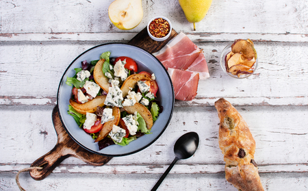 Šalát s grilovanou hruškou a Jihočeskou nivou