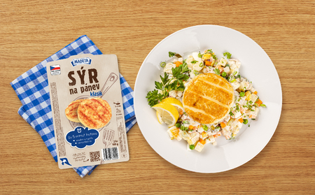 Syr na panvicu so zemiakovým šalátom