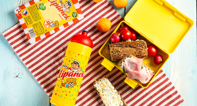 Bageta so syrovo-bylinkovou nátierkou, redkvičkami a šunkou