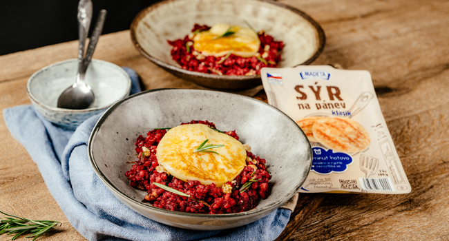 Bulgur s červenou repou, orechmi, rozmarínom a Syrom na panvicu