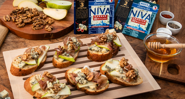 Crostini s Jihočeskou nivou, vlašskými orechmi, hruškou a prosciuttom