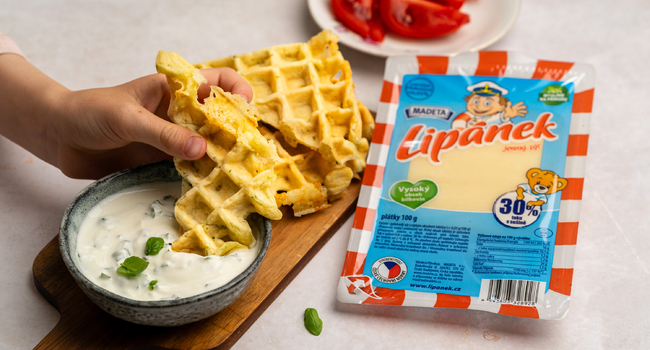 Cuketovo-syrové vafle s bylinkovým dipom