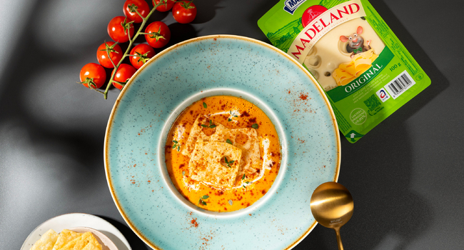 Polievka z pečených paradajok s chipsami z Madelandu