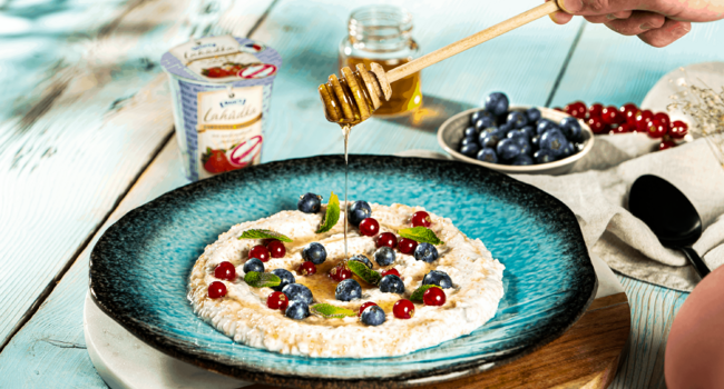 Quinoa s Lahůdkou, kokosovým mlékem a ovocem