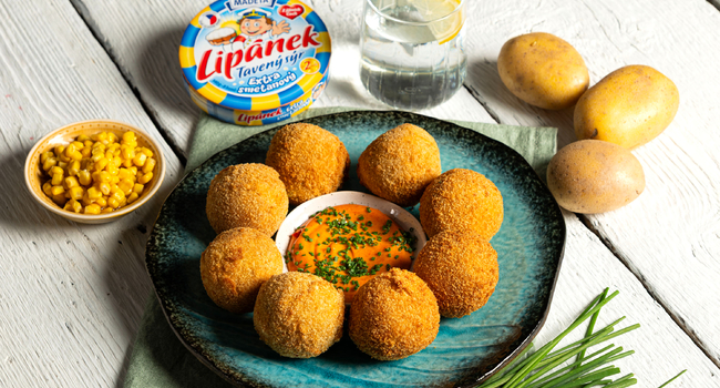 Vyprážané zemiakové guľôčky s topeným syrom Lipánek, kukuricou a krémovým dipom