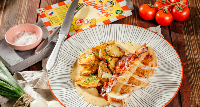 Zapečené kuracie mäso so slaninou, syrom Lipánek a špenátovou omáčkou