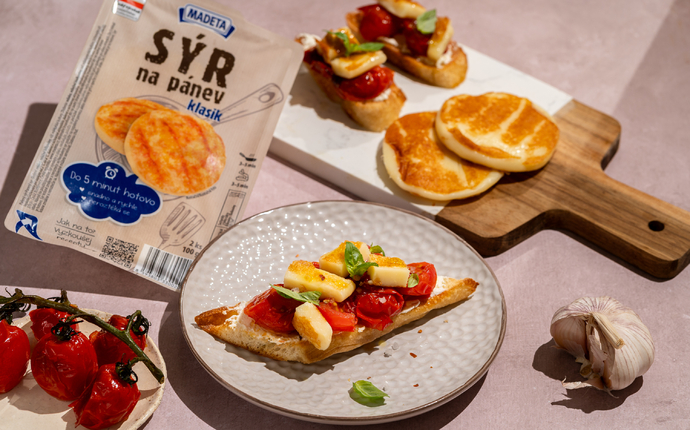 Bruschetta s pečenými rajčaty a Sýrem na pánev