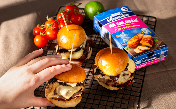 Burgery s Romadurem, karamelizovanou cibulkou a limetkovou majonézou