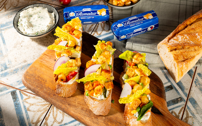 Chlebíčky s Romadurem, zeleninou a bylinkovou pomazánkou