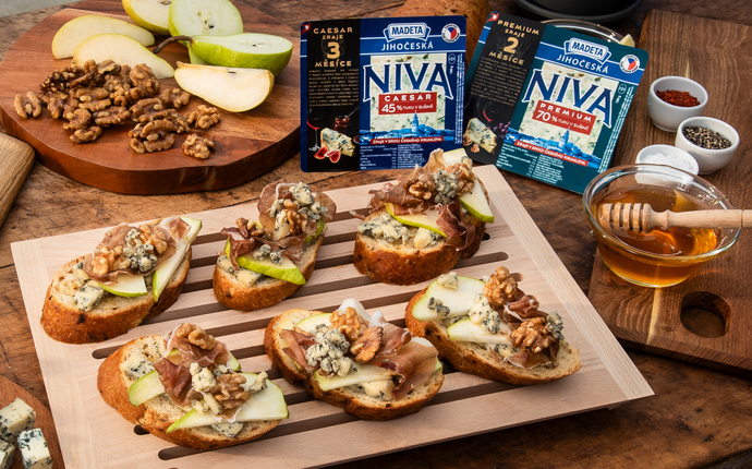Crostini s Jihočeskou nivou, vlašskými orechmi, hruškou a prosciuttom