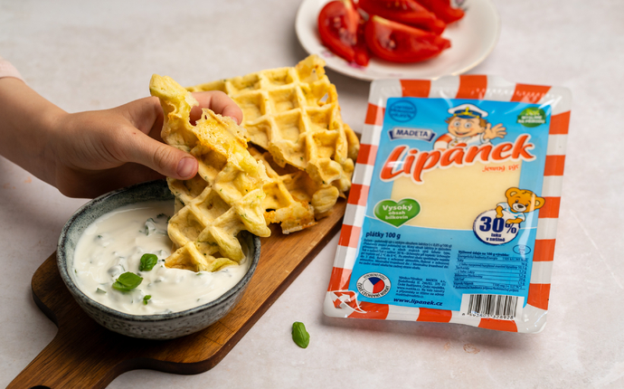 Cuketovo-syrové vafle s bylinkovým dipom