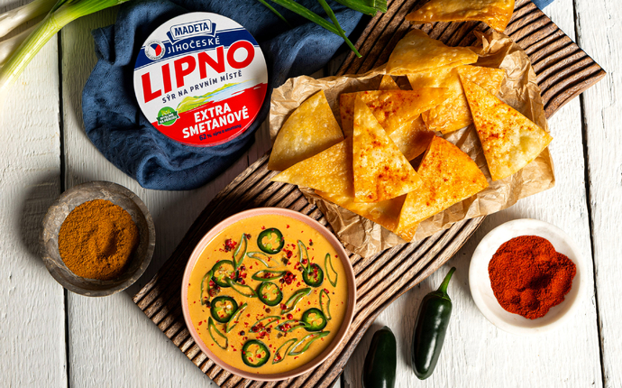 Dip z Jihočeského Lipna s bylinkami, jalapeños a bylinkovou strouhankou