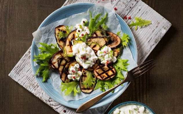 Grilovaný lilek s Jihočeským cottagem