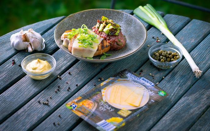 Kliknite pre zväčšenie Hovězí tatarák s grilovanou topinkou a Tylžským sýrem