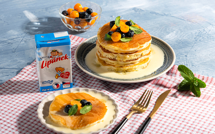 Nadýchané lívance s krémem ze sladkého mlíčka Lipánek a ovocem