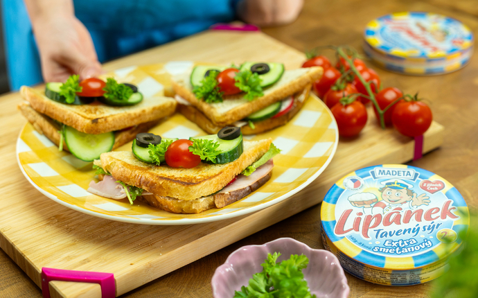 Obložený sendvič s taveným sýrem Lipánek