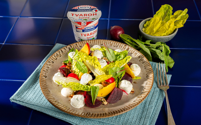 Salát s červenou řepou, letní zeleninou, vlašskými ořechy a Jihočeským tvarohem