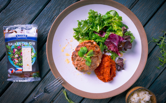 Kliknite pre zväčšenie Sekaný vepřový steak s balkánským sýrem, ajvarem a lehkým salátkem