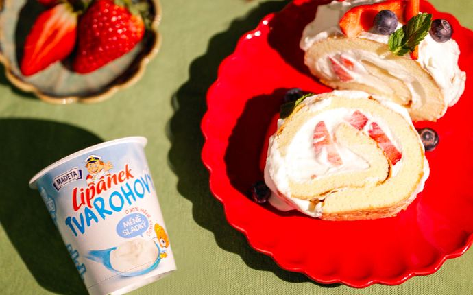 Sladká roláda s krémem z tvarohového Lipánka a ovocem