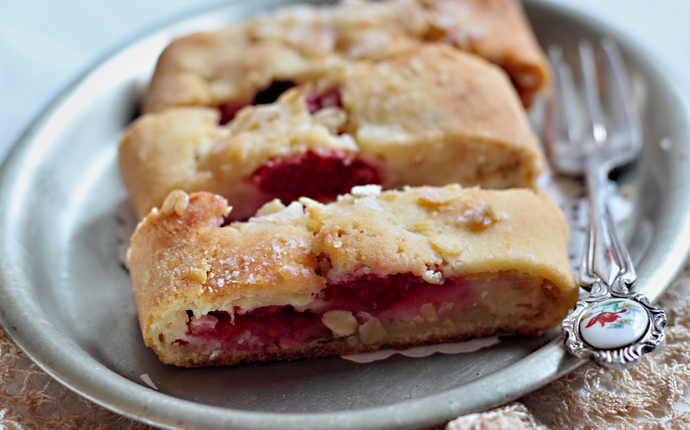 Sladký štrůdl s karamelizovanými vločkami a lipánkovou náplní