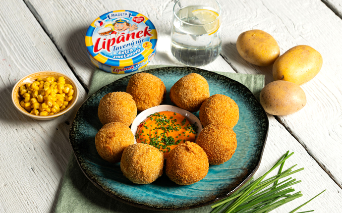 Vyprážané zemiakové guľôčky s topeným syrom Lipánek, kukuricou a krémovým dipom