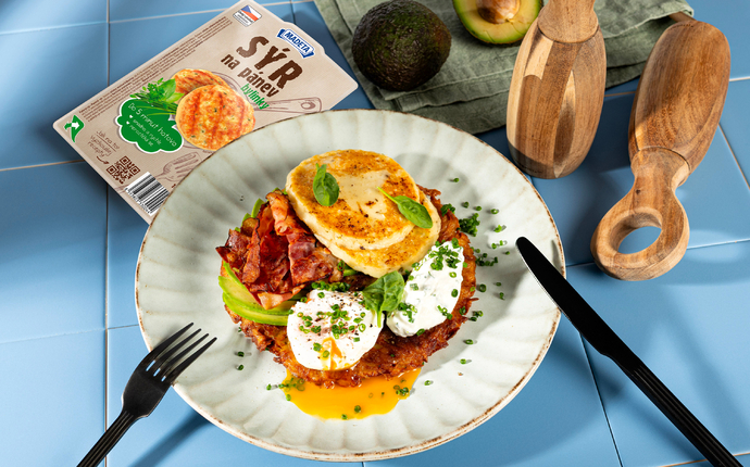 Raňajková zemiaková placka so Syrom na panvicu, avokádom, slaninou a bylinkovým tvarohom