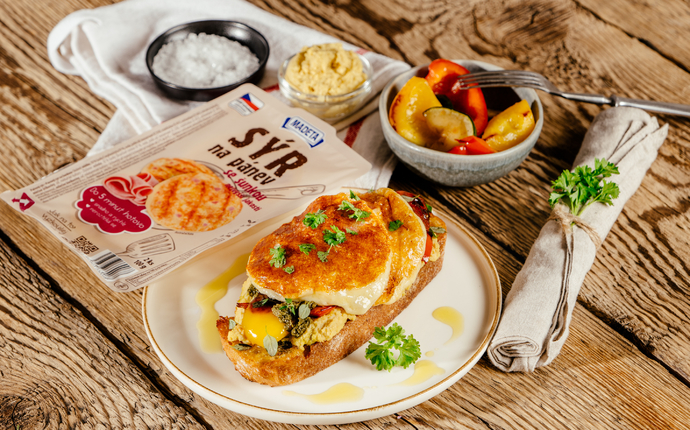 Syr na panvicu na pečenom chlebe s humusom, pečenými paprikami a bylinkovým pestom