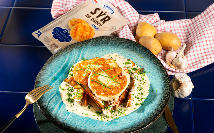 Sýr na pánev s krémovou česnekovou omáčkou a bramborovými měsíčky