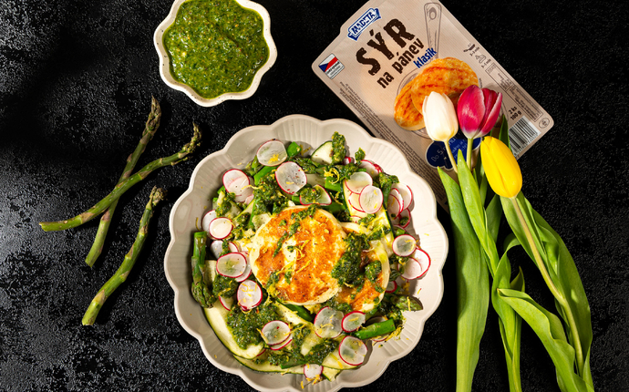 Syr na panvicu so šalátom zo špargle s pestom z medvedieho cesnaku