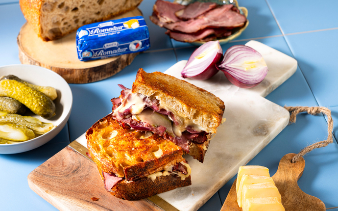 Sýrový sendvič s Romadurem, pastrami a cibulovým chutney