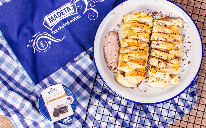 Taštičky z listového těsta plněné Lahůdkou