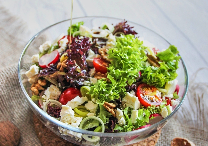 Lehký salát s balkánským sýrem